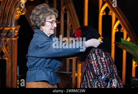 VLAARDINGEN - Princesse Margriet lors de la remise de la médaille Geuzen à la militante afghane Laila Haidari dans la Grote Kerk. Haidari a secrètement fondé un centre d'éducation pour les filles et les femmes dans sa ville natale de Kaboul. ANP IRIS VAN DEN BROEK pays-bas Out - belgique Out Banque D'Images