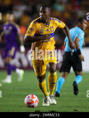 Monterrey, Mexique. 12 mars 2024. MONTERREY, MEXIQUE - 12 MARS 2024 : deuxième manche de la Coupe des Champions de la CONCACAF du 16e match entre UANL Tigres et Orlando City SC à Estádio Universitário. #3 Defender Tigres, Samir Caetano avec le ballon. Crédit obligatoire : Toby Tande/PXImages crédit : PX images/Alamy Live News Banque D'Images