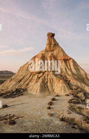 Les formations argileuses uniques de Bardenas Reales, Navarre, Espagne, capturées pendant l'heure d'or, mettant en valeur la beauté naturelle du paysage désertique Banque D'Images