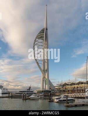 Portsmouth, Royaume-Uni - 11 février 2024 : bateaux amarrés à Gunwharf Quays Marina surplombant la tour Spinnaker. Banque D'Images