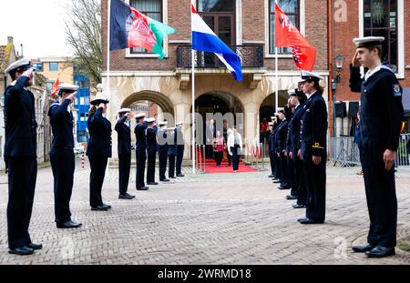 VLAARDINGEN - la militante afghane Laila Haidari traverse une garde d'honneur pour la remise de la médaille Geuzen dans la Grote Kerk. Haidari a secrètement fondé un centre d'éducation pour les filles et les femmes dans sa ville natale de Kaboul. ANP IRIS VAN DEN BROEK pays-bas Out - belgique Out Banque D'Images