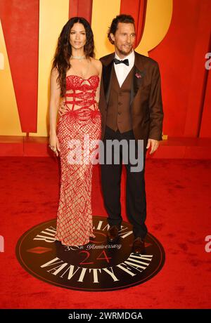 Beverly Hills, Californie, États-Unis. 10 mars 2024. Camila Alves et Matthew McConaughey assistent à la Vanity Fair Oscar Party 2024 organisée par Radhika Jones au Wallis Annenberg Center for the Performing Arts le 10 mars 2024 à Beverly Hills, Californie. Crédit : Jeffrey Mayer/Media Punch/Alamy Live News Banque D'Images