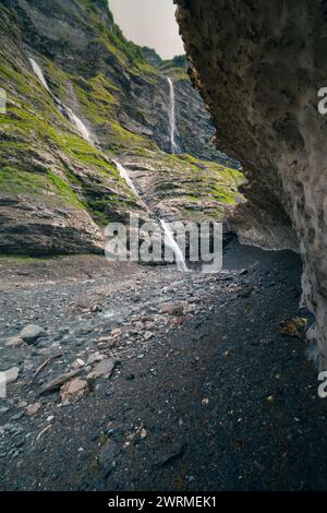 Les randonneurs explorent la majestueuse vallée de Sixt-fer-à-cheval, avec ses cascades et son terrain alpin accidenté. Banque D'Images