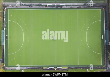 Vue aérienne de terrains de football verts vides avec des marques blanches, capturés par un drone. Banque D'Images