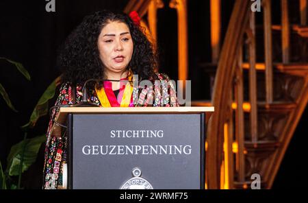 VLAARDINGEN - la militante afghane Laila Haidari lors de la remise de la médaille Geuzen à la Grote Kerk. Haidari a secrètement fondé un centre d'éducation pour les filles et les femmes dans sa ville natale de Kaboul. ANP IRIS VAN DEN BROEK pays-bas Out - belgique Out Banque D'Images