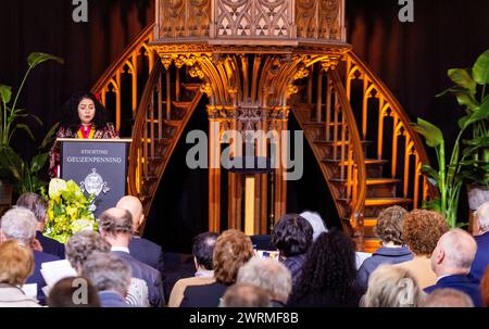 VLAARDINGEN - la militante afghane Laila Haidari lors de la remise de la médaille Geuzen à la Grote Kerk. Haidari a secrètement fondé un centre d'éducation pour les filles et les femmes dans sa ville natale de Kaboul. ANP IRIS VAN DEN BROEK pays-bas Out - belgique Out Banque D'Images