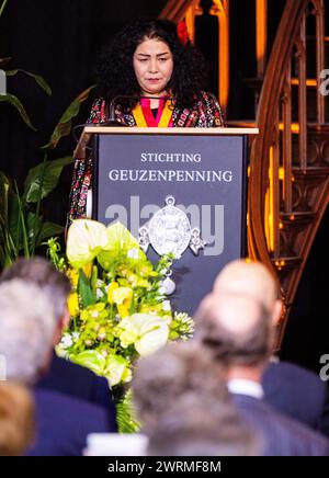 VLAARDINGEN - la militante afghane Laila Haidari lors de la remise de la médaille Geuzen à la Grote Kerk. Haidari a secrètement fondé un centre d'éducation pour les filles et les femmes dans sa ville natale de Kaboul. ANP IRIS VAN DEN BROEK pays-bas Out - belgique Out Banque D'Images