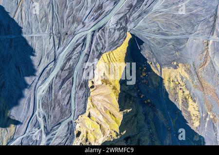 Cette photo aérienne capture les contrastes saisissants d'une rivière serpentant à travers le terrain multitexturé de la région des Northern Rivers. Banque D'Images