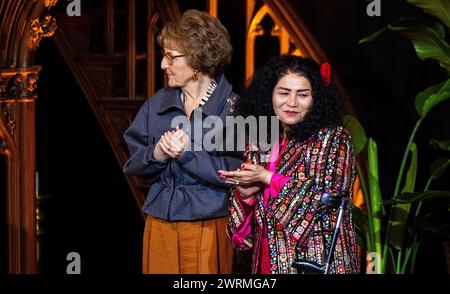 VLAARDINGEN - la militante afghane Laila Haidari et la Princesse Margriet lors de la remise de la Médaille Geuzen à la Grote Kerk. Haidari a secrètement fondé un centre d'éducation pour les filles et les femmes dans sa ville natale de Kaboul. ANP IRIS VAN DEN BROEK pays-bas Out - belgique Out Banque D'Images