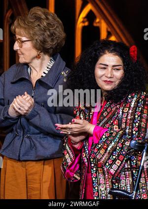 VLAARDINGEN - la militante afghane Laila Haidari et la Princesse Margriet lors de la remise de la Médaille Geuzen à la Grote Kerk. Haidari a secrètement fondé un centre d'éducation pour les filles et les femmes dans sa ville natale de Kaboul. ANP IRIS VAN DEN BROEK pays-bas Out - belgique Out Banque D'Images