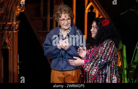 VLAARDINGEN - la militante afghane Laila Haidari et la Princesse Margriet lors de la remise de la Médaille Geuzen à la Grote Kerk. Haidari a secrètement fondé un centre d'éducation pour les filles et les femmes dans sa ville natale de Kaboul. ANP IRIS VAN DEN BROEK pays-bas Out - belgique Out Banque D'Images