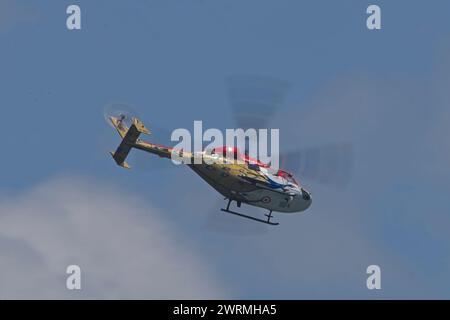 L'équipe de voltige Sarang de l'Indian Air Force présente ses manœuvres au Singapore Airshow 2024 au Changi Exhibition Centre Banque D'Images