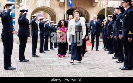 VLAARDINGEN - la militante afghane Laila Haidari (à gauche) marche vers la Grote Kerk pour la remise de la médaille Geuzen dans la Grote Kerk. Haidari a secrètement fondé un centre d'éducation pour les filles et les femmes dans sa ville natale de Kaboul. ANP IRIS VAN DEN BROEK pays-bas Out - belgique Out Banque D'Images