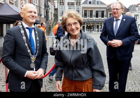 VLAARDINGEN - la princesse Margriet arrive pour la remise de la médaille Geuzen à la militante afghane Laila Haidari dans la Grote Kerk. Haidari a secrètement fondé un centre d'éducation pour les filles et les femmes dans sa ville natale de Kaboul. ANP IRIS VAN DEN BROEK pays-bas Out - belgique Out Banque D'Images