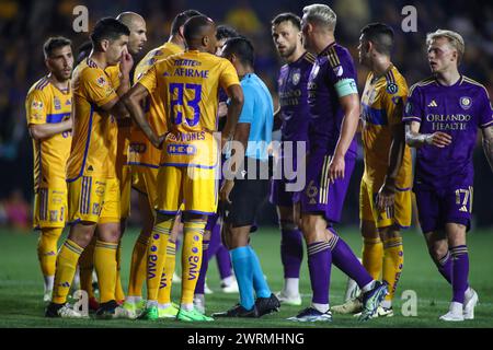 Monterrey, Mexique. 12 mars 2024. MONTERREY, MEXIQUE - 12 MARS 2024 : deuxième manche de la Coupe des Champions de la CONCACAF du 16e match entre UANL Tigres et Orlando City SC à Estádio Universitário. Les joueurs des deux équipes discutent de la pénalité. Crédit obligatoire : Toby Tande/PXImages crédit : PX images/Alamy Live News Banque D'Images