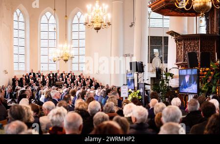 VLAARDINGEN - audience lors de la remise de la médaille Geuzen à la militante afghane Laila Haidari dans la Grote Kerk. Haidari a secrètement fondé un centre d'éducation pour les filles et les femmes dans sa ville natale de Kaboul. ANP IRIS VAN DEN BROEK pays-bas Out - belgique Out Banque D'Images