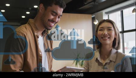 Image de nuages avec des icônes de flèches sur divers gens d'affaires souriant et parlant Banque D'Images