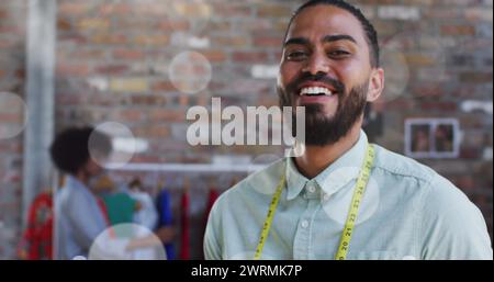 Image de taches de lumière sur tailleur masculin biracial Banque D'Images