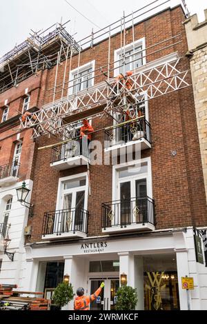 Construction d'échafaudages de haut niveau devant White Hart Hotel, Bailgate, Lincoln City, Lincolnshire, Angleterre, ROYAUME-UNI Banque D'Images