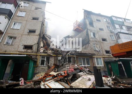 SUMY, UKRAINE - 13 MARS 2023 - suite à une attaque par drone Shahed lancée par les troupes russes sur un immeuble résidentiel de cinq étages à Sumy, dans le nord-est de l'Ukraine. Banque D'Images