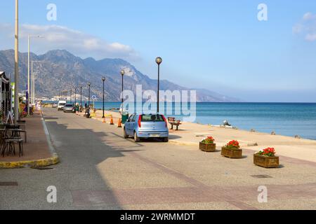 Kos, Grèce - 12 mai 2023 : promenade côtière le long de la mer dans la station balnéaire de Kardamena. Île de Kos, Grèce Banque D'Images