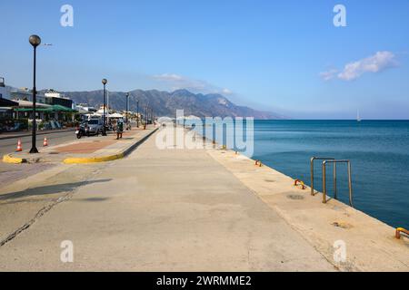 Kos, Grèce - 12 mai 2023 : promenade côtière le long de la mer dans la station balnéaire de Kardamena. Île de Kos, Grèce Banque D'Images