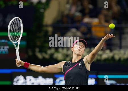 IgA Swiatek (POL) en action aux Championnats de tennis Duty Free de Dubaï 2024, Dubaï, U.A.E. Banque D'Images
