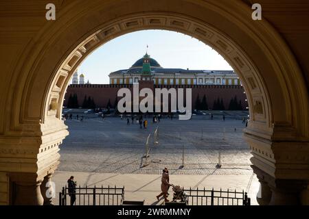 Moscou, Russie. 13 mars 2024. Le Kremlin de Moscou et la place Rouge sont vus à Moscou, le 13 mars 2024. L'élection présidentielle russe se déroulera sur une période de trois jours, du 15 au 17 mars. Photo de Yuri Gripas/ABACAPRESS.COM crédit : Abaca Press/Alamy Live News Banque D'Images