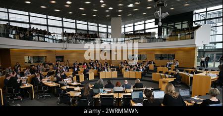 Erfurt, Allemagne. 13 mars 2024. Les membres du parlement et du gouvernement siègent dans la salle plénière du parlement de l'État de Thuringe au début de la session de trois jours. Les thèmes du débat d'une heure comprennent, par exemple, l'obligation de travail à but non lucratif pour les demandeurs d'asile et l'extension de l'infrastructure ferroviaire de Thuringe. Crédit : Martin Schutt/dpa/Alamy Live News Banque D'Images