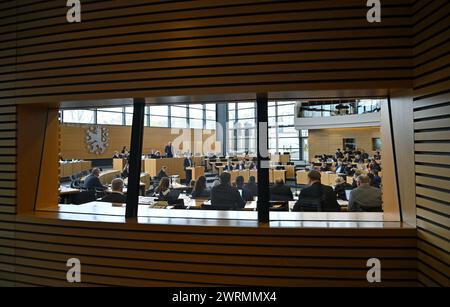 Erfurt, Allemagne. 13 mars 2024. Les membres du parlement et du gouvernement siègent dans la salle plénière du parlement de l'État de Thuringe au début de la session de trois jours. Les thèmes du débat d'une heure comprennent, par exemple, l'obligation de travail à but non lucratif pour les demandeurs d'asile et l'extension de l'infrastructure ferroviaire de Thuringe. Crédit : Martin Schutt/dpa/Alamy Live News Banque D'Images