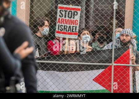 11 mars 2024, Los Angeles, Californie, États-Unis : manifestations à Hollywood pour soutenir la Palestine pendant les célébrations des Oscars. Les manifestants à Hollywood ont défilé dans les rues le jour des Oscars pour soutenir Israël. (Crédit image : © Alberto Sibaja/Pacific Press via ZUMA Press Wire) USAGE ÉDITORIAL SEULEMENT! Non destiné à UN USAGE commercial ! Banque D'Images