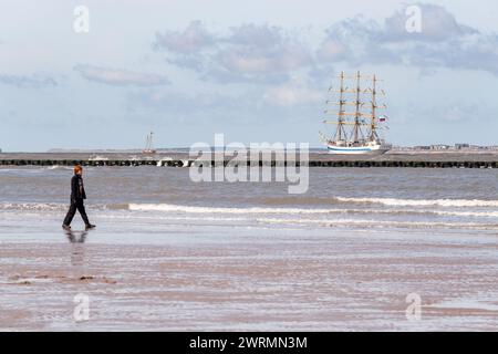 Une personne regardant la course des grands voiliers quitter Liverpool en 2008 Banque D'Images