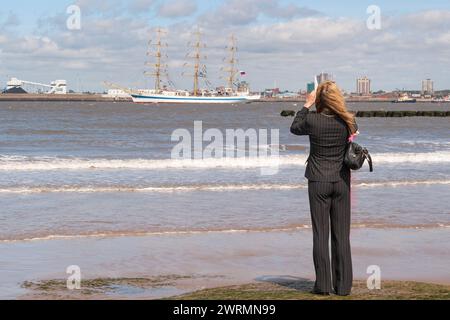 Une personne regardant la course des grands voiliers quitter Liverpool en 2008 Banque D'Images