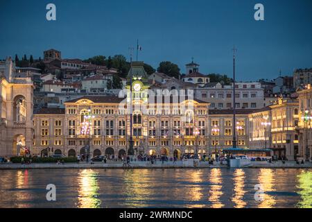 Trieste : place de l'unité d'Italie (Piazza UNITA d' Italia) par nuit. Italie Banque D'Images