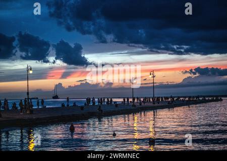 Trieste : coucher de soleil à Molo audace (quai). Italie. Banque D'Images