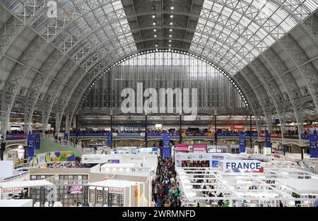 Londres, Royaume-Uni. 12 mars 2024. Cette photo prise le 12 mars 2024 montre la foire du livre de Londres à Londres, en Grande-Bretagne. La foire du livre de Londres, l'une des plus grandes foires commerciales de l'édition au monde, a débuté ici mardi. Crédit : Li Ying/Xinhua/Alamy Live News Banque D'Images