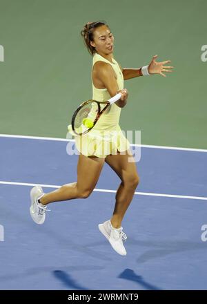 Qinwen Zheng CHN) en action aux Championnats de tennis Duty Free de Dubaï 2024, Dubaï, U.A.E. Banque D'Images