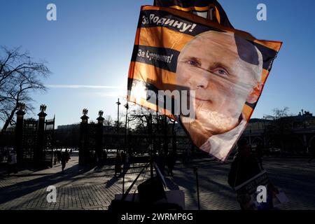 Moscou, Russie. 13 mars 2024. Une bannière avec le portrait de Poutine est vue devant le Kremlin de Moscou, le 13 mars 2024. L'élection présidentielle russe se déroulera sur une période de trois jours, du 15 au 17 mars. Photo de Yuri Gripas/ABACAPRESS.COM crédit : Abaca Press/Alamy Live News Banque D'Images