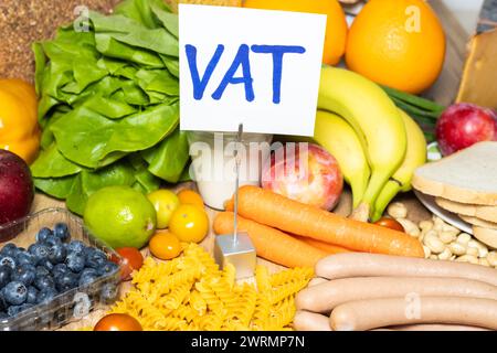 Produits alimentaires et un panneau avec le texte TVA (taxe en polonais) concept, restauration de la TVA sur les aliments en Pologne. Augmentation de l'inflation et des prix des denrées alimentaires Banque D'Images