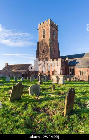 L'église de St Mary dans le village de Stogumber de Beacon Field avec les Quantock Hills au-delà, Somerset, Angleterre. Banque D'Images