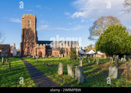 L'église de St Mary dans le village de Stogumber de Beacon Field avec les Quantock Hills au-delà, Somerset, Angleterre. Banque D'Images