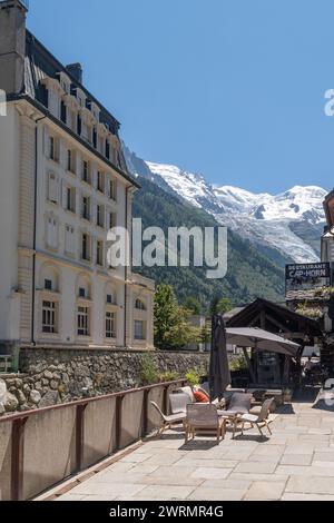 Café extérieur surplombant la rivière Arve et sur un bâtiment historique dans le style belle Epoque, avec le Mont Blanc en arrière-plan, Chamonix, France Banque D'Images