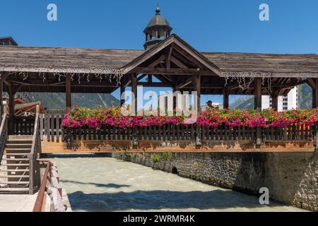 Pont en bois orné de plantes à fleurs sur la rivière Arve dans la célèbre station de ski française en été, Chamonix, haute Savoie, France Banque D'Images