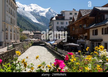 La rivière Arve, un ruisseau alpin traversant la station de ski populaire, avec la montagne du Mont Blanc en arrière-plan, Chamonix, haute Savoie, France Banque D'Images