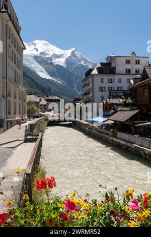 La rivière Arve, un ruisseau alpin traversant la station de ski populaire, avec la montagne du Mont Blanc en arrière-plan, Chamonix, haute Savoie, France Banque D'Images