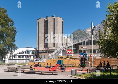 Aire de jeux devant la Maison des jeunes et la Coupole, association à but non lucratif pour les enfants et les jeunes, Chamonix, haute Savoie, France Banque D'Images