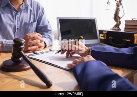 le contrat a été placé sur la table à l'intérieur du bureau du conseiller juridique, prêt pour que les investisseurs signent le contrat pour embaucher une équipe d'avocats pour fournir des conseils juridiques Banque D'Images