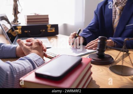 le contrat a été placé sur la table à l'intérieur du bureau du conseiller juridique, prêt pour que les investisseurs signent le contrat pour embaucher une équipe d'avocats pour fournir des conseils juridiques Banque D'Images