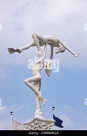 Statue de sirènes jouant à l'entrée du parc d'État Weeki Wachee Springs à Weeki Wachee, Floride. Banque D'Images