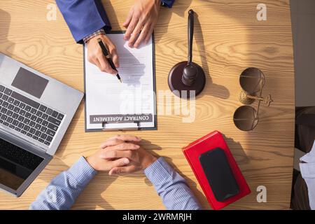 le contrat a été placé sur la table à l'intérieur du bureau du conseiller juridique, prêt pour que les investisseurs signent le contrat pour embaucher une équipe d'avocats pour fournir des conseils juridiques Banque D'Images